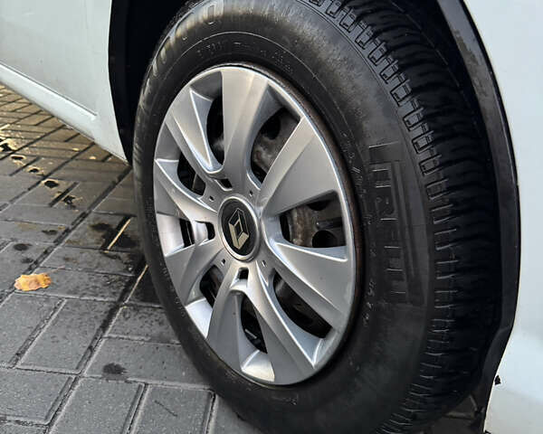 Білий Рено Сімбол, об'ємом двигуна 1.39 л та пробігом 258 тис. км за 2899 $, фото 9 на Automoto.ua