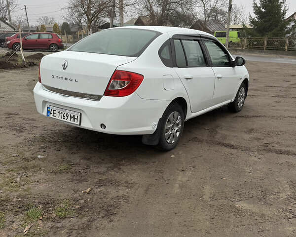 Белый Рено Симбол, объемом двигателя 1.39 л и пробегом 268 тыс. км за 3350 $, фото 4 на Automoto.ua