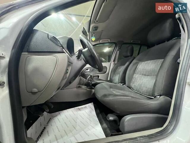 Белый Рено Симбол, объемом двигателя 1.6 л и пробегом 332 тыс. км за 3999 $, фото 19 на Automoto.ua