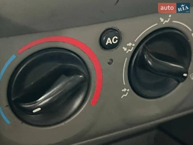 Белый Рено Симбол, объемом двигателя 1.6 л и пробегом 332 тыс. км за 3999 $, фото 17 на Automoto.ua