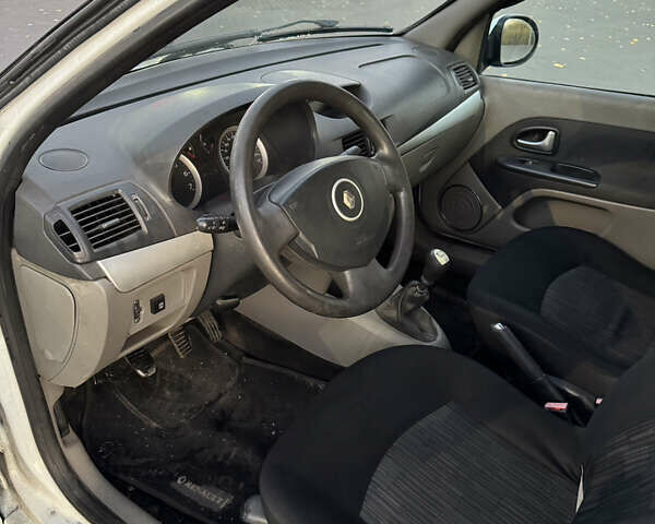 Білий Рено Сімбол, об'ємом двигуна 1.39 л та пробігом 258 тис. км за 2899 $, фото 11 на Automoto.ua