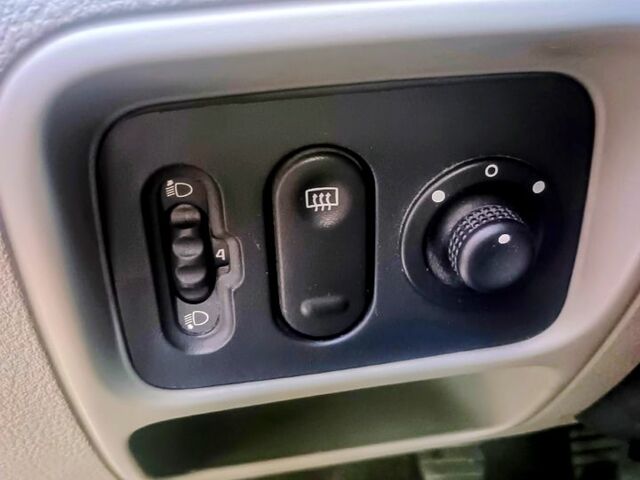 Красный Рено Симбол, объемом двигателя 1.4 л и пробегом 220 тыс. км за 4550 $, фото 8 на Automoto.ua