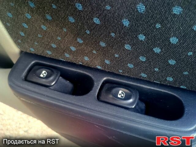 Красный Рено Симбол, объемом двигателя 1.4 л и пробегом 220 тыс. км за 4550 $, фото 9 на Automoto.ua