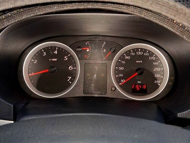 Красный Рено Симбол, объемом двигателя 1.1 л и пробегом 217 тыс. км за 4000 $, фото 6 на Automoto.ua