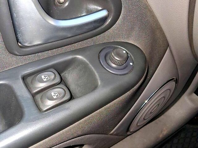 Красный Рено Симбол, объемом двигателя 1.1 л и пробегом 217 тыс. км за 4000 $, фото 10 на Automoto.ua