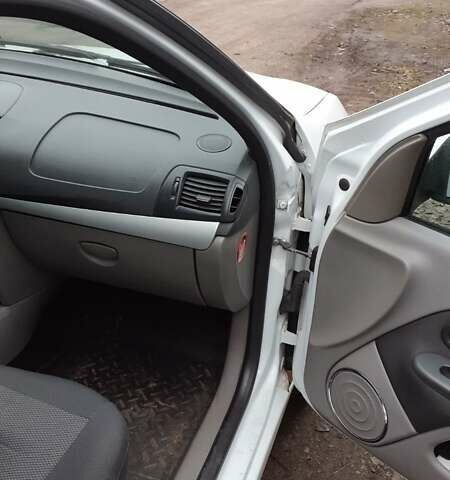 Рено Симбол, объемом двигателя 1.4 л и пробегом 140 тыс. км за 5400 $, фото 7 на Automoto.ua