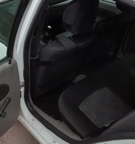 Рено Симбол, объемом двигателя 1.4 л и пробегом 140 тыс. км за 5400 $, фото 11 на Automoto.ua