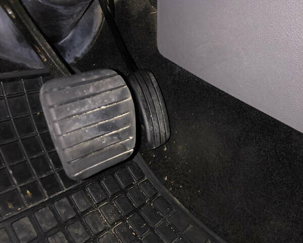 Серый Рено Симбол, объемом двигателя 1.4 л и пробегом 140 тыс. км за 6000 $, фото 17 на Automoto.ua