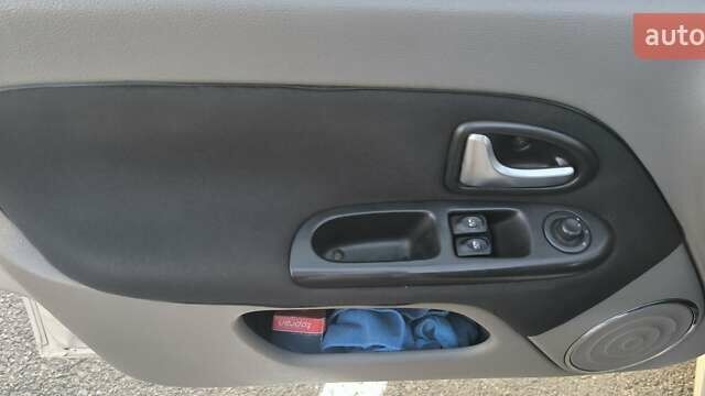 Серый Рено Симбол, объемом двигателя 1.39 л и пробегом 202 тыс. км за 3200 $, фото 65 на Automoto.ua