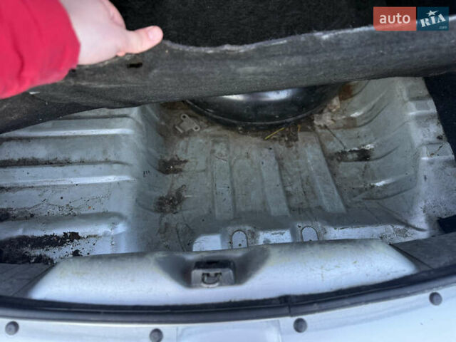 Серый Рено Симбол, объемом двигателя 1.39 л и пробегом 290 тыс. км за 3000 $, фото 9 на Automoto.ua