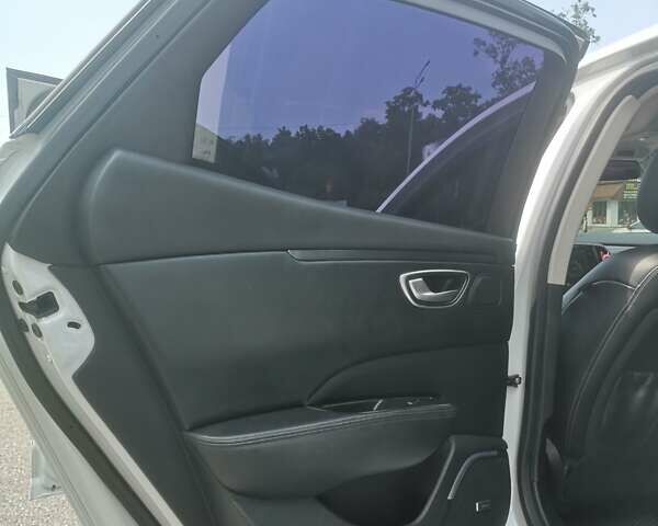 Белый Рено Talisman, объемом двигателя 1.6 л и пробегом 114 тыс. км за 12900 $, фото 22 на Automoto.ua