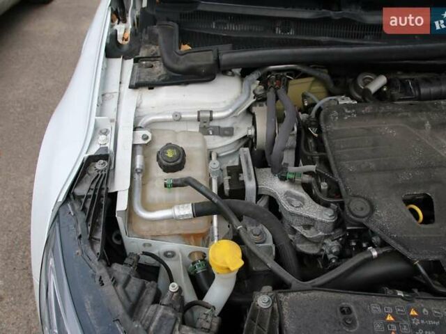 Білий Рено Talisman, об'ємом двигуна 1.6 л та пробігом 175 тис. км за 16950 $, фото 16 на Automoto.ua