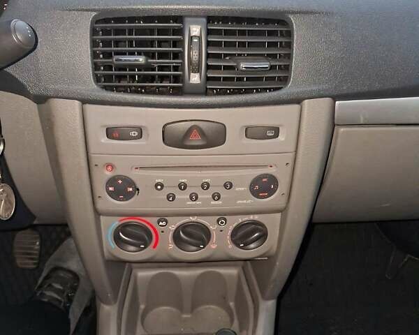 Красный Рено Талия, объемом двигателя 1.15 л и пробегом 217 тыс. км за 4000 $, фото 10 на Automoto.ua