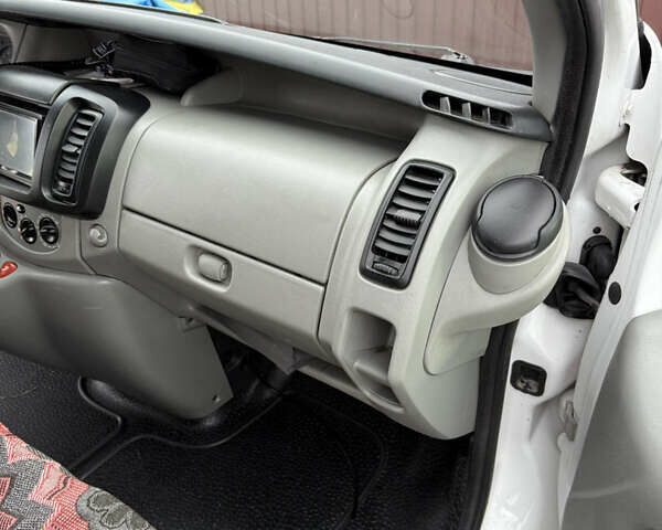 Рено Трафик 2007 в Львове на Automoto.ua Белый Рено Трафик, объемом двигателя 2 л и пробегом 607 тыс. км за 12000 $, фото 14 на Automoto.ua