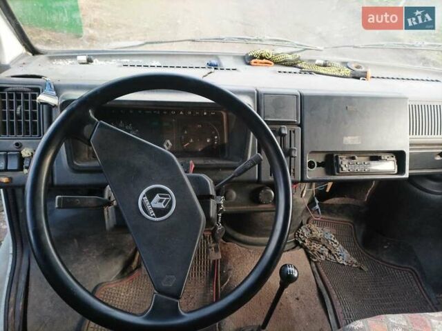 Білий Рено Трафік, об'ємом двигуна 2.2 л та пробігом 255 тис. км за 1600 $, фото 5 на Automoto.ua