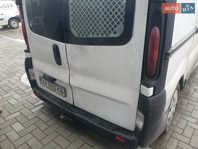 Белый Рено Трафик, объемом двигателя 1.9 л и пробегом 330 тыс. км за 4490 $, фото 4 на Automoto.ua