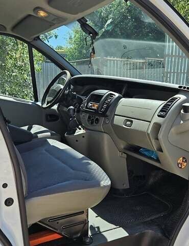 Белый Рено Трафик, объемом двигателя 2 л и пробегом 330 тыс. км за 8000 $, фото 5 на Automoto.ua