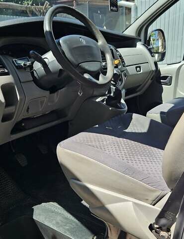 Белый Рено Трафик, объемом двигателя 2 л и пробегом 330 тыс. км за 8000 $, фото 1 на Automoto.ua