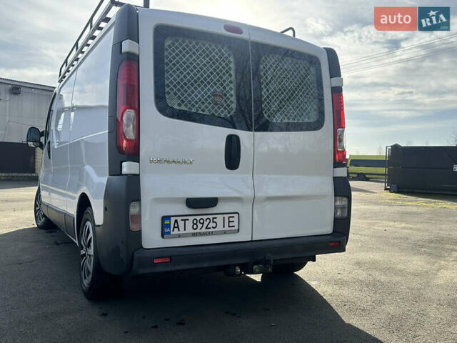 Белый Рено Трафик, объемом двигателя 2.5 л и пробегом 355 тыс. км за 9999 $, фото 5 на Automoto.ua