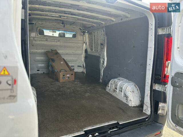 Белый Рено Трафик, объемом двигателя 2.5 л и пробегом 355 тыс. км за 9999 $, фото 8 на Automoto.ua