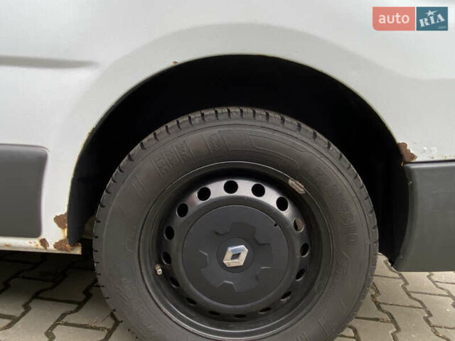 Белый Рено Трафик, объемом двигателя 2 л и пробегом 423 тыс. км за 8000 $, фото 3 на Automoto.ua