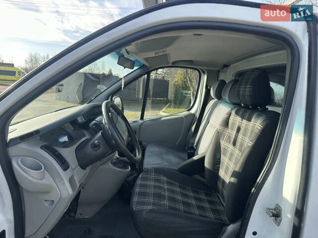 Белый Рено Трафик, объемом двигателя 2.5 л и пробегом 355 тыс. км за 9999 $, фото 6 на Automoto.ua