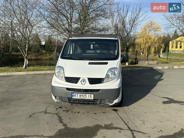 Белый Рено Трафик, объемом двигателя 2.5 л и пробегом 355 тыс. км за 9999 $, фото 1 на Automoto.ua