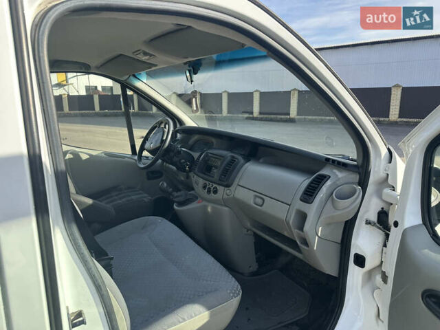 Белый Рено Трафик, объемом двигателя 2.5 л и пробегом 355 тыс. км за 9999 $, фото 7 на Automoto.ua