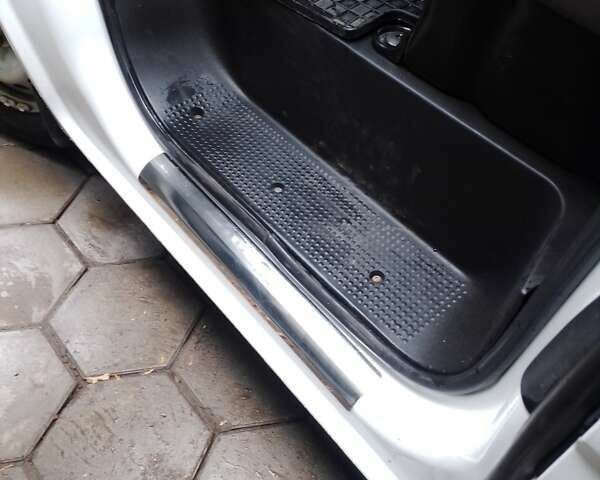 Белый Рено Трафик, объемом двигателя 2 л и пробегом 239 тыс. км за 9112 $, фото 16 на Automoto.ua