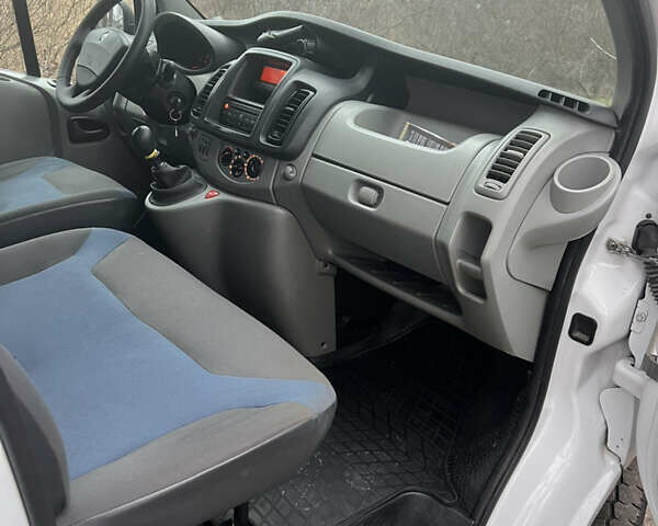 Білий Рено Трафік, об'ємом двигуна 2 л та пробігом 260 тис. км за 10600 $, фото 5 на Automoto.ua