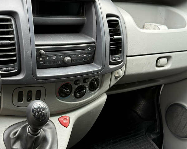 Белый Рено Трафик, объемом двигателя 2 л и пробегом 397 тыс. км за 8500 $, фото 2 на Automoto.ua