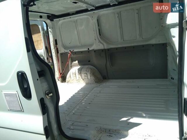 Белый Рено Трафик, объемом двигателя 2 л и пробегом 300 тыс. км за 10100 $, фото 10 на Automoto.ua