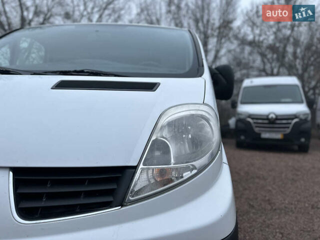 Белый Рено Трафик, объемом двигателя 2 л и пробегом 282 тыс. км за 13300 $, фото 3 на Automoto.ua