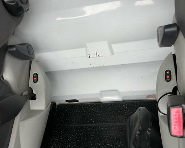 Белый Рено Трафик, объемом двигателя 2 л и пробегом 234 тыс. км за 12100 $, фото 15 на Automoto.ua