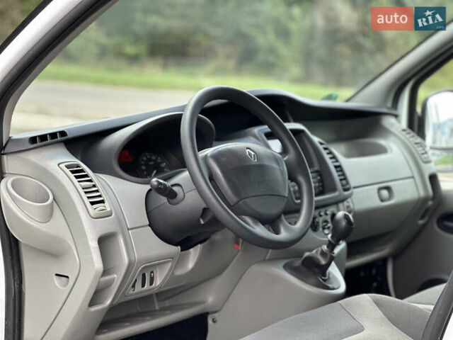 Белый Рено Трафик, объемом двигателя 2 л и пробегом 253 тыс. км за 10700 $, фото 19 на Automoto.ua