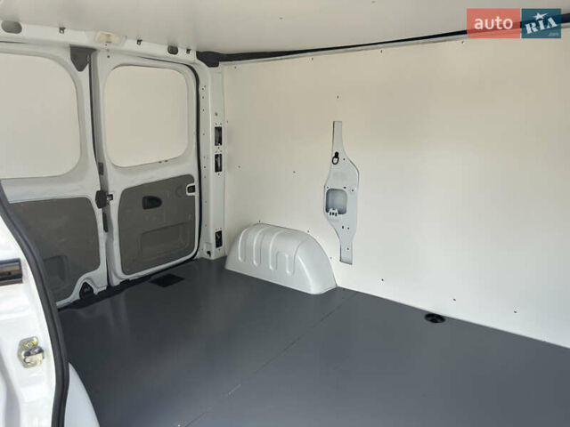 Белый Рено Трафик, объемом двигателя 2 л и пробегом 253 тыс. км за 10700 $, фото 15 на Automoto.ua