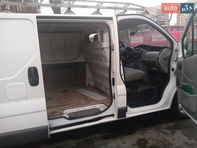 Белый Рено Трафик, объемом двигателя 2 л и пробегом 300 тыс. км за 10100 $, фото 12 на Automoto.ua