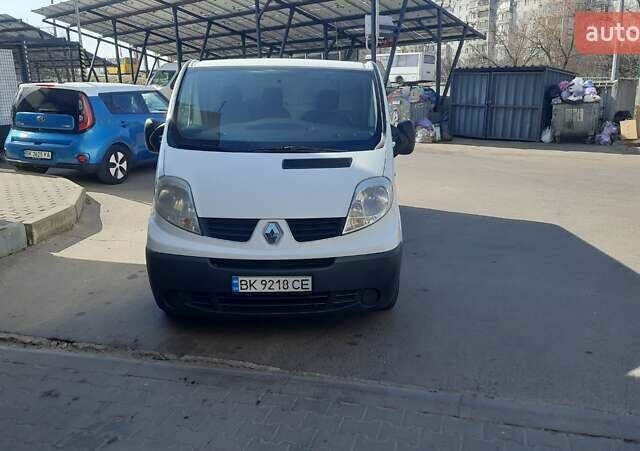 Белый Рено Трафик, объемом двигателя 2 л и пробегом 305 тыс. км за 9999 $, фото 4 на Automoto.ua