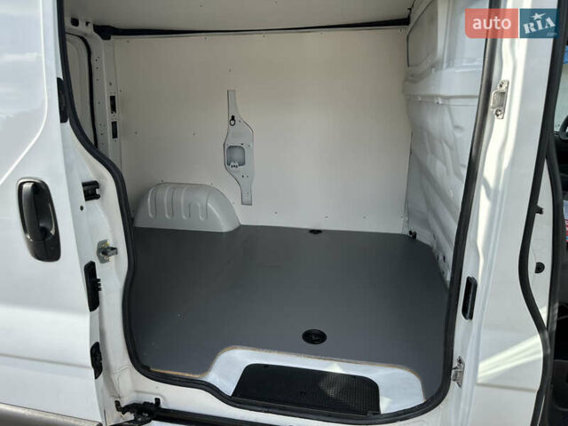 Белый Рено Трафик, объемом двигателя 2 л и пробегом 253 тыс. км за 10700 $, фото 14 на Automoto.ua