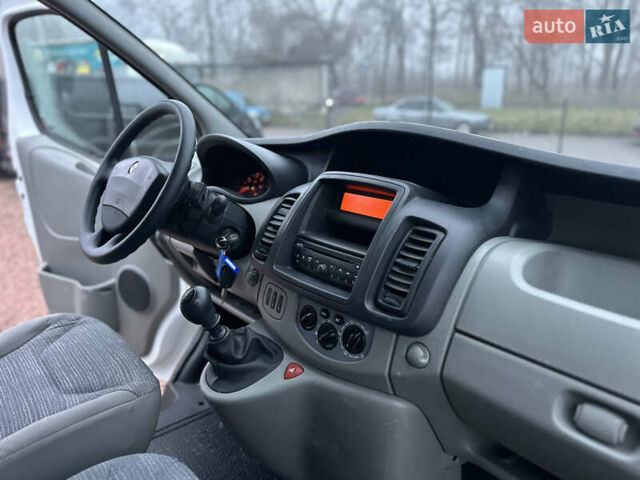 Белый Рено Трафик, объемом двигателя 2 л и пробегом 282 тыс. км за 13300 $, фото 17 на Automoto.ua