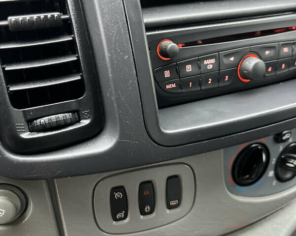 Белый Рено Трафик, объемом двигателя 2 л и пробегом 234 тыс. км за 12100 $, фото 19 на Automoto.ua