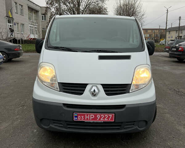Белый Рено Трафик, объемом двигателя 2 л и пробегом 234 тыс. км за 12100 $, фото 1 на Automoto.ua