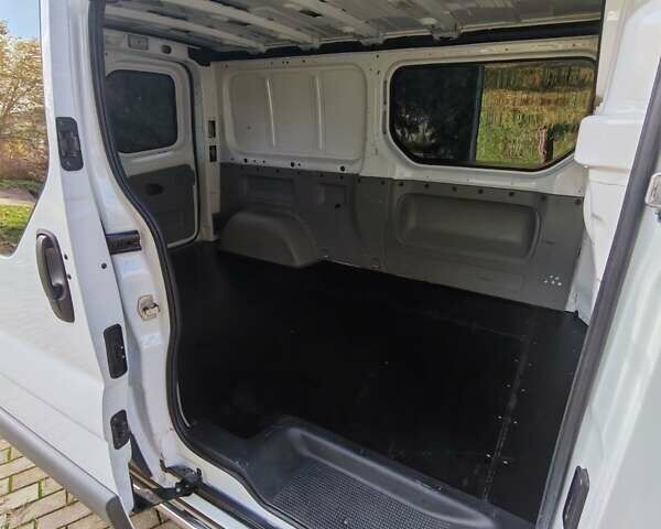 Белый Рено Трафик, объемом двигателя 2 л и пробегом 199 тыс. км за 11900 $, фото 2 на Automoto.ua