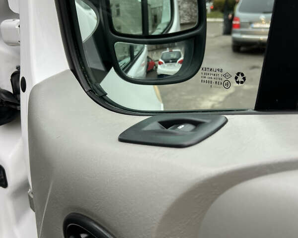 Белый Рено Трафик, объемом двигателя 2 л и пробегом 234 тыс. км за 12100 $, фото 11 на Automoto.ua