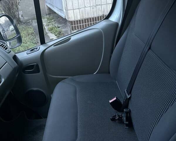 Белый Рено Трафик, объемом двигателя 2 л и пробегом 275 тыс. км за 13000 $, фото 2 на Automoto.ua