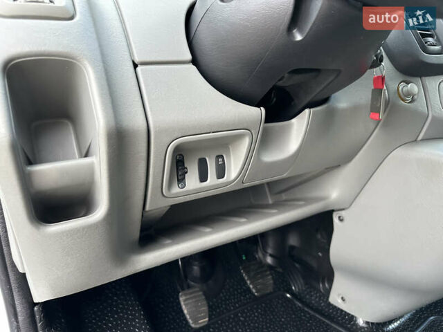 Белый Рено Трафик, объемом двигателя 2 л и пробегом 253 тыс. км за 10700 $, фото 24 на Automoto.ua