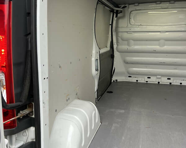 Белый Рено Трафик, объемом двигателя 2 л и пробегом 234 тыс. км за 12100 $, фото 8 на Automoto.ua