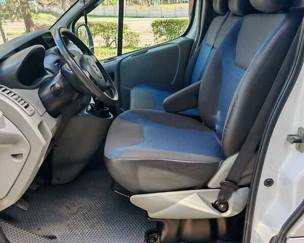 Белый Рено Трафик, объемом двигателя 2 л и пробегом 199 тыс. км за 11900 $, фото 4 на Automoto.ua