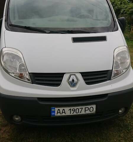 Белый Рено Трафик, объемом двигателя 2 л и пробегом 300 тыс. км за 10100 $, фото 1 на Automoto.ua