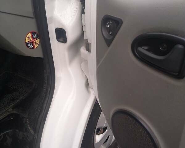 Белый Рено Трафик, объемом двигателя 2 л и пробегом 300 тыс. км за 10100 $, фото 21 на Automoto.ua